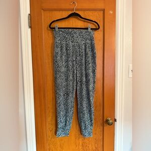 Athleta Salutation Jogger Size Medium M in Ocelot Spot